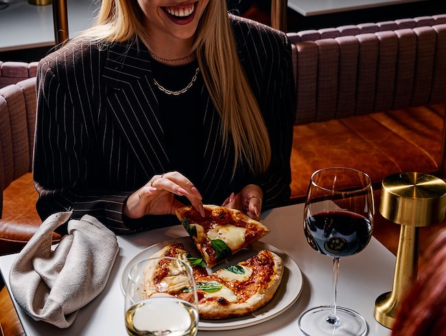 SIP & SLICE IN BAR LOLLO